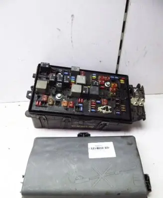 Opel Insignia A Fuse box cover 13222784