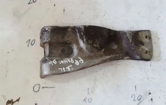 Volkswagen PASSAT B6 Fender mounting bracket