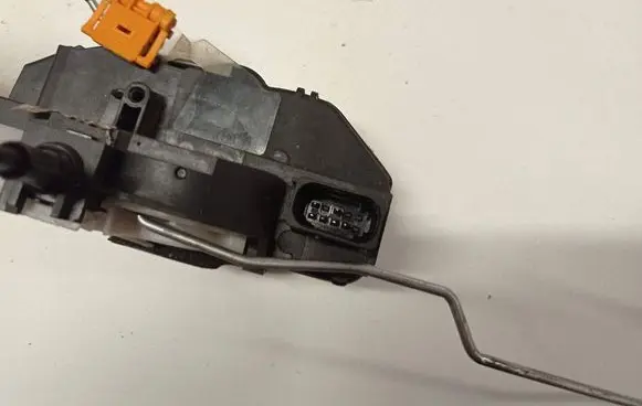 Opel Insignia A Front door lock 13579519 3023880RH2