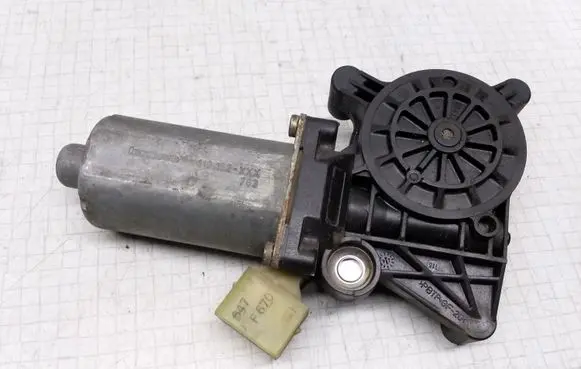 Mercedes-Benz E W210 Front door window regulator motor 0130821708
