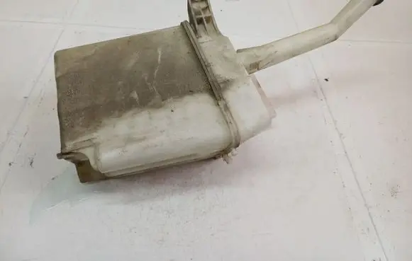 Toyota Avensis T250 Windshield washer fluid reservoir/tank 