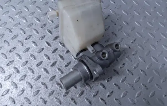 Jaguar XJ X351 Master brake cylinder C2D11022 AW932140AA C2D59842