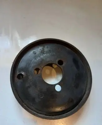 Volkswagen Golf III Water pump pulley 028121031E