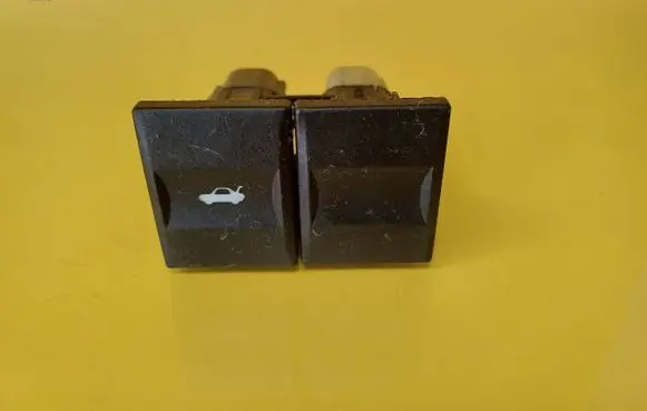 Ford Mondeo Mk III Tailgate opening switch 1S7T19B514AA