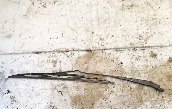 Volkswagen PASSAT B3 Front wiper blade arm