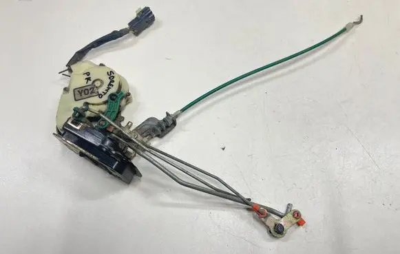 KIA Sorento Front door lock 021121