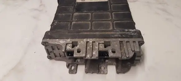 Volkswagen PASSAT B5 Engine control unit/module 037906025 037906025K