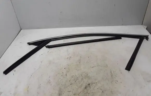 Volvo S90, V90 Rubber seal front door (on door) 31434993