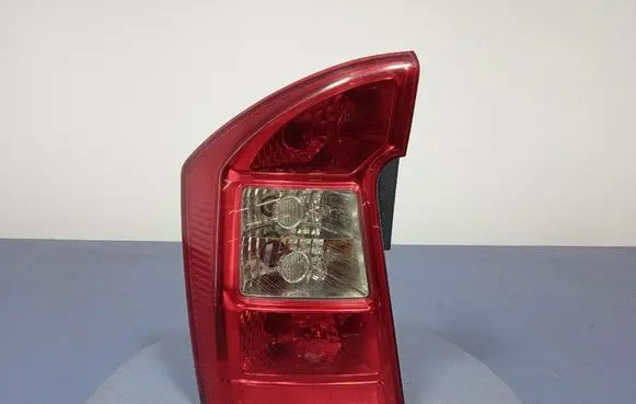 KIA Carens I Rear/tail lights