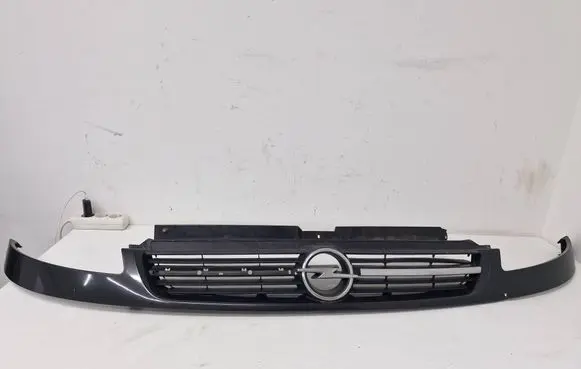 Opel Vivaro Front bumper upper radiator grill 