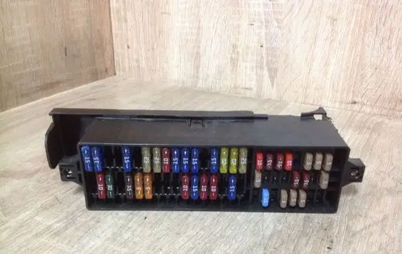 Skoda Fabia Mk2 (5J) Fuse module