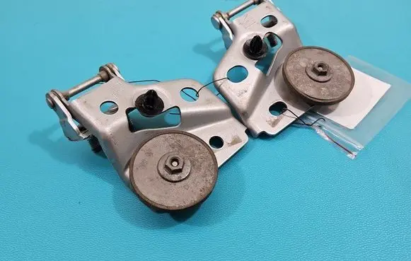 Tailgate/trunk/boot hinge