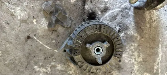 Mercedes-Benz E W212 Engine mount bracket