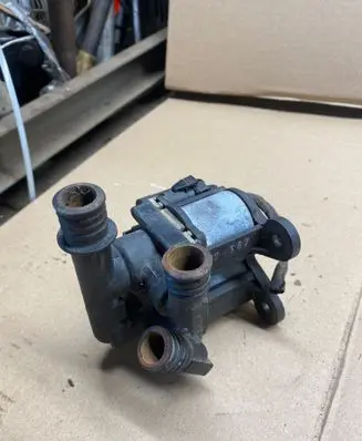 BMW 5 E39 Coolant heater control valve 1147412042
