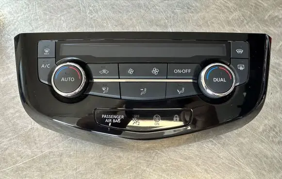 Nissan Qashqai Climate control unit 275004EA1A