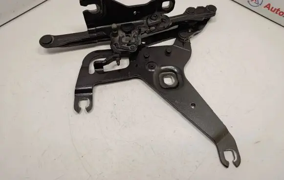 Engine bonnet/hood hinges