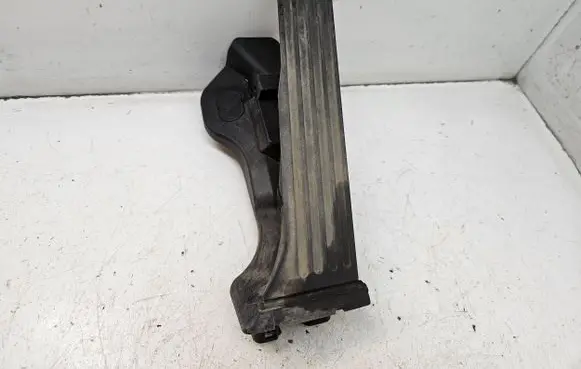Volkswagen Tiguan Accelerator throttle pedal 1K1721503M
