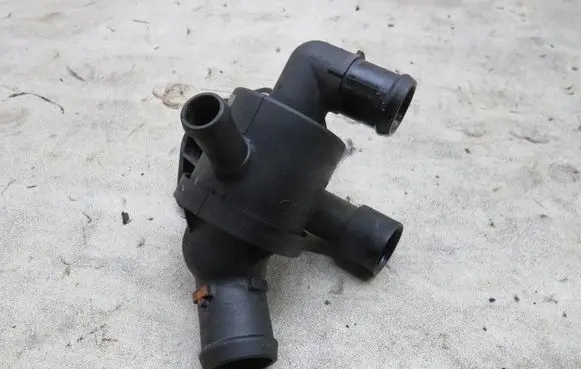 Volkswagen PASSAT B7 Thermostat housing V7548004