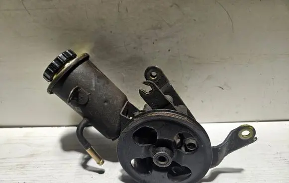 Toyota Yaris Power steering pump