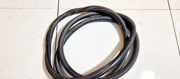 Skoda Octavia Mk2 (1Z) Rubber seal front coupe door 1z0867365d 08.56.52
