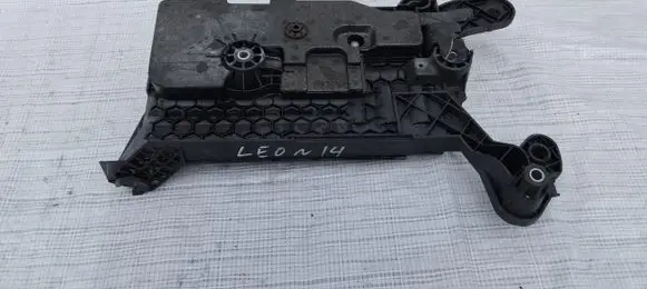 Volkswagen PASSAT B8 Battery tray 5Q0915321H