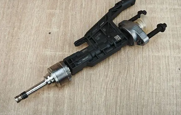BMW X5 G05 Fuel injector 8744746