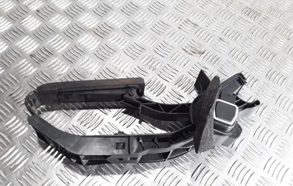 Mercedes-Benz C W203 Accelerator throttle pedal A2113000404