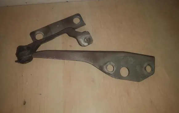 Tailgate/trunk/boot hinge