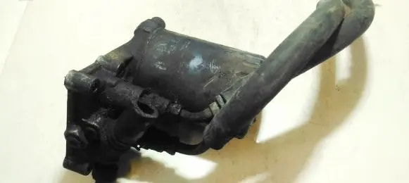 Oil filter mounting bracket