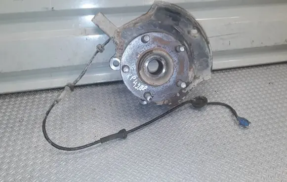 Nissan X-Trail T30 Front wheel hub spindle knuckle 