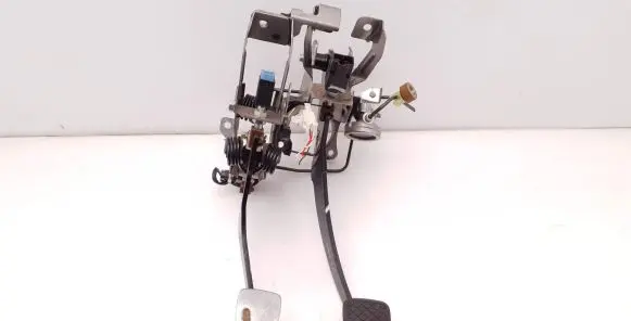 Subaru Legacy Pedal assembly 909024A