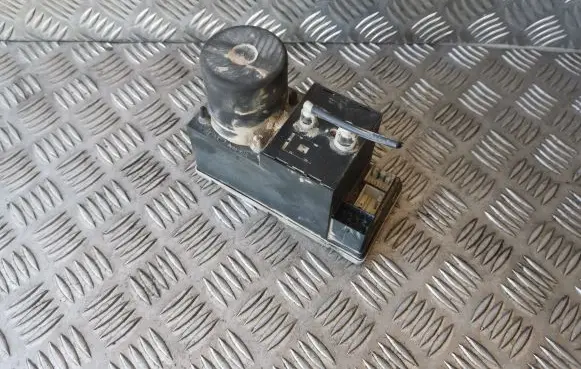 Audi A3 S3 8L Central locking vacuum pump 8D0862257B