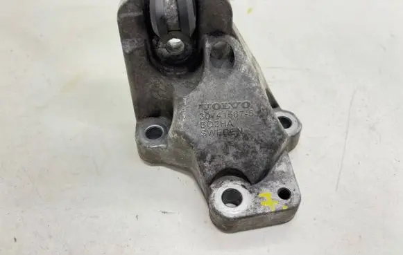 Volvo V70 Engine mounting bracket 307415675