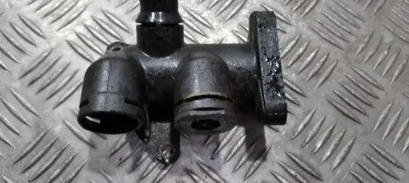 Volkswagen PASSAT B5 Engine coolant pipe/hose 058121133b