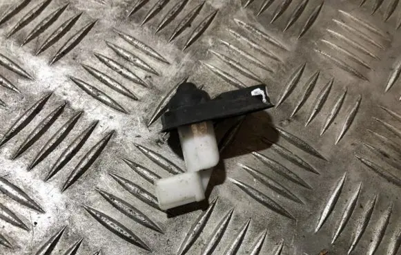 Suzuki Swift I Front door sensor 