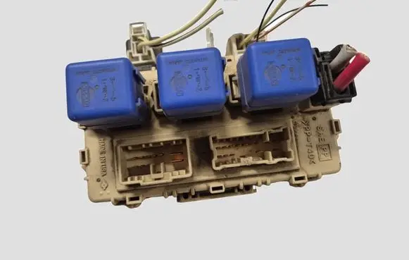 Nissan X-Trail T30 Fuse module 2523079981
