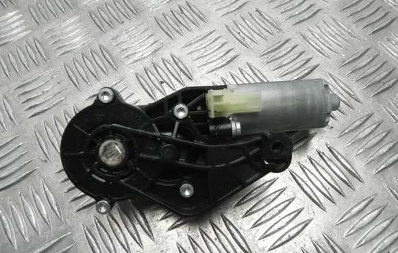 Mercedes-Benz C AMG W204 Seat adjustment motor 825843694 V1039