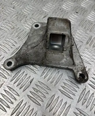 Engine mounting bracket