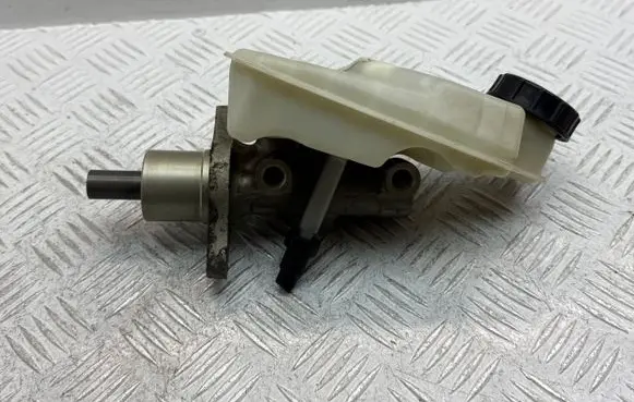Master brake cylinder
