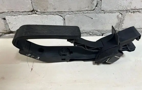 Mercedes-Benz E W211 Accelerator throttle pedal A2113000404