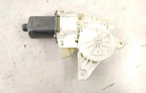 Mercedes-Benz ML W166 Front door window regulator motor 1669060301 A1669060301