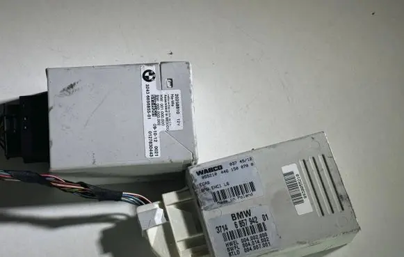 BMW 7 F01 F02 F03 F04 Air suspension control unit module (rear) 6857942 6856855
