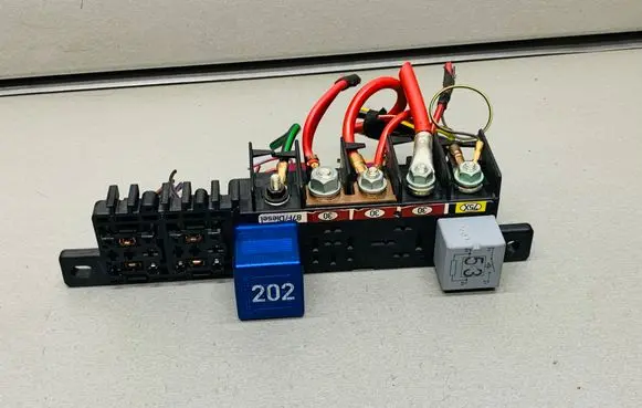 Volkswagen PASSAT B5.5 Fuse module 8L0941822A
