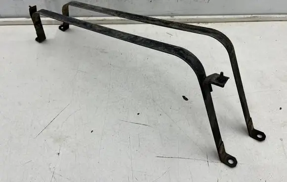 Fuel tank mounting bracket