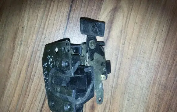 Mazda 626 Rear door lock
