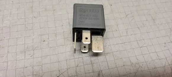 Volkswagen PASSAT B5 Other relay 8D0951253