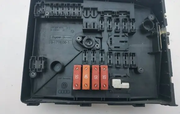 Volkswagen PASSAT B6 Fuse box set 3C0937125