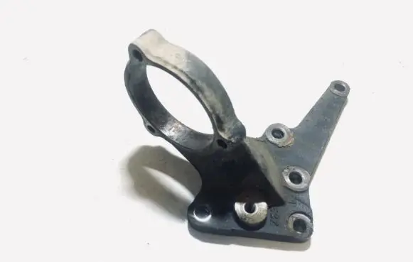 Nissan X-Trail T30 Engine mounting bracket