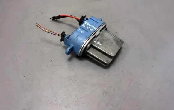 Volkswagen Touareg I Heater blower motor/fan resistor 7L0907521 B6PF30 0707