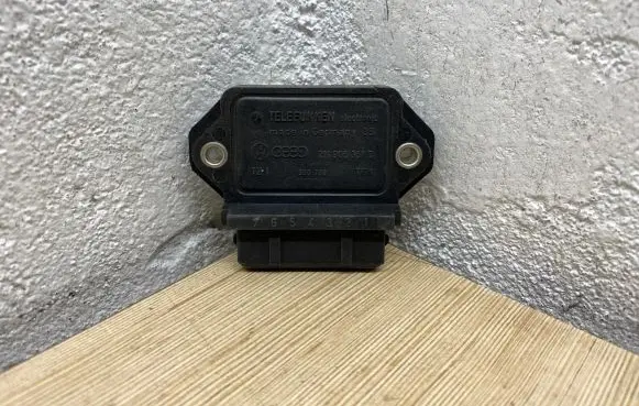 Audi 80 90 B2 Ignition amplifier control unit 211905351D